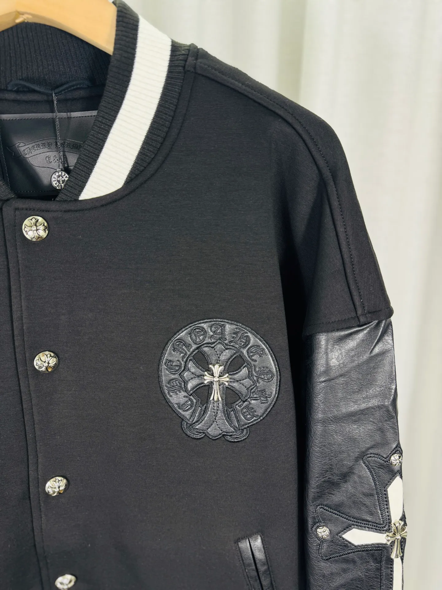 P560 top version, real shot without P, ​​different from market currency) 𝗖𝗵𝗿𝗼𝗺𝗲 𝗛𝗲𝗮𝗿𝘁𝘀/Cro Heart 2025 washed and burned flower patch embroidered autumn and winter new original single counter American patchwork 3D three-dimensional couple casual cardigan plus velvet baseball jacket 👑The highest version! Customized fabric 550g tripe terry fabric! American acid-washed and distressed original fabric, laser burning + leather embroidery, exquisite embroidery of beaded letters!  The best-selling model in the counter, very comfortable to wear. Accessories: original molded and authenticated collar label➕100% silk wash label. Genuine purchase-grade original hangtag➕matching hanging rope➕3D hanging beads➕original packaging bag. Craftsmanship: The original version has consistent wiring! The highest version of the armhole matching technique! Color: Black Size: S M L XL Style No.: 345